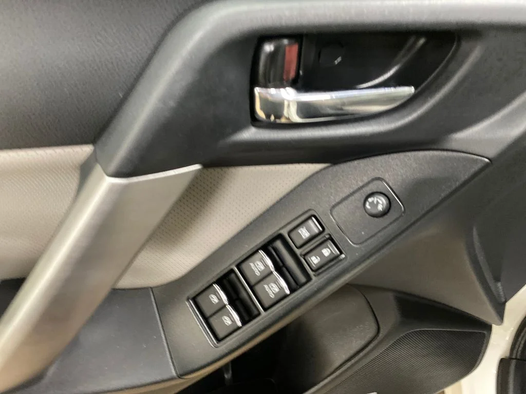 Used 2018 White Subaru 2.5i Limited image 10