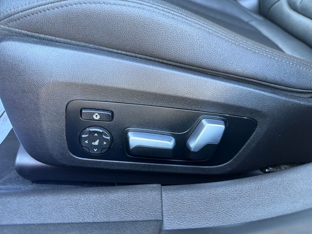Used 2020 Black BMW 330i image 4