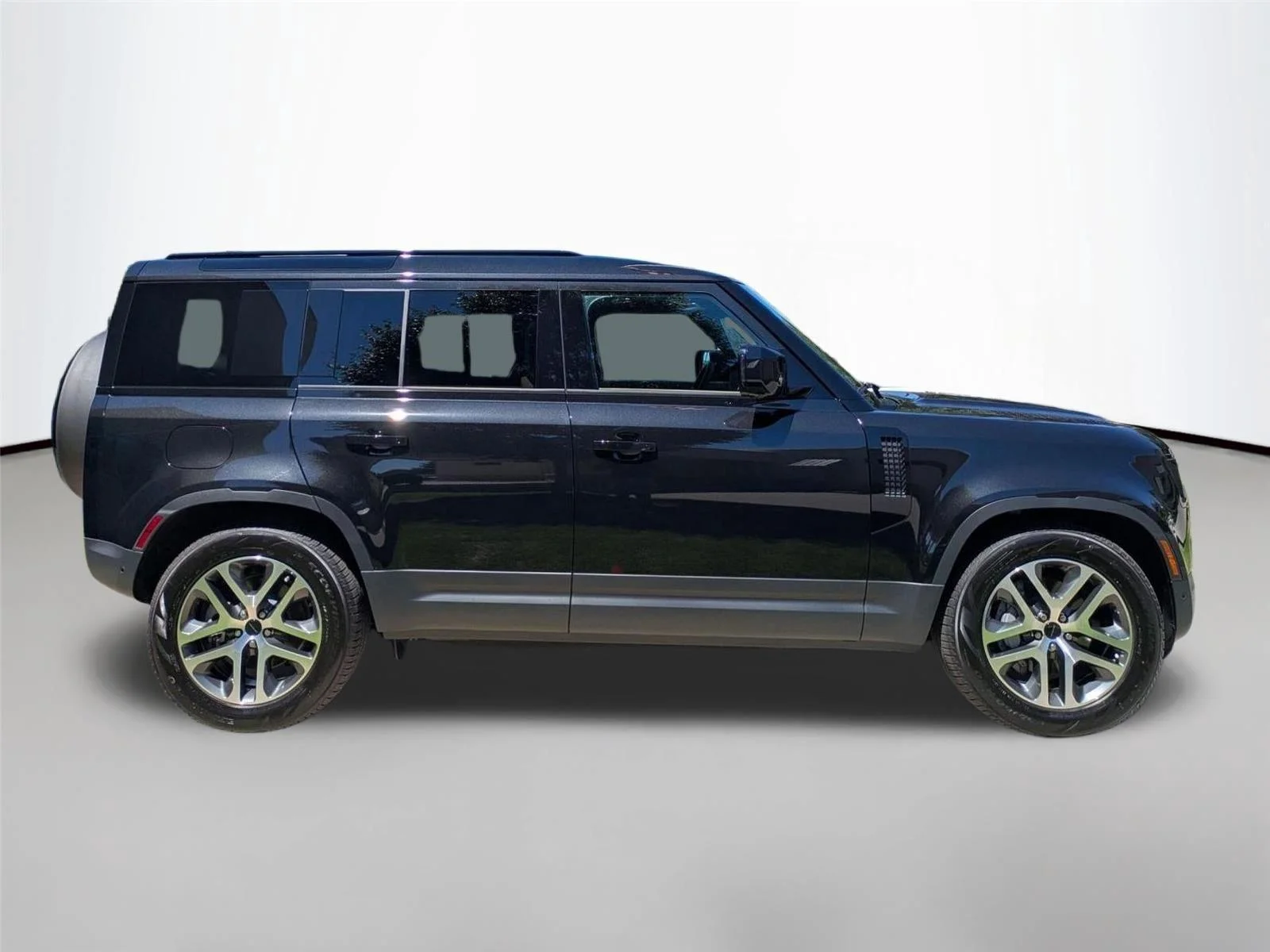 Used 2026 Santorini Black Metallic Land Rover S image 4