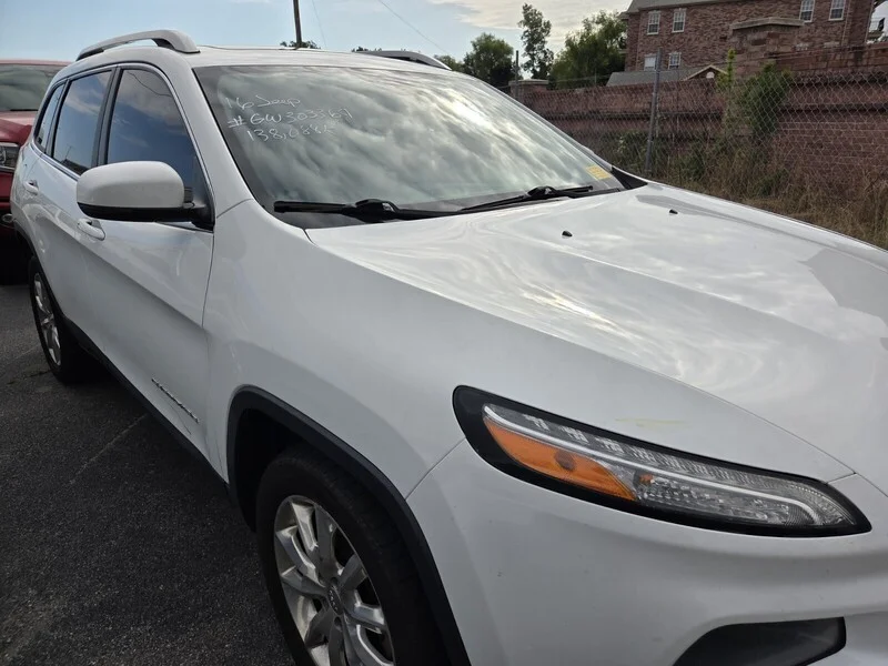 Used 2016 WHITE JEEP FWD 4DR LIMITED image 4