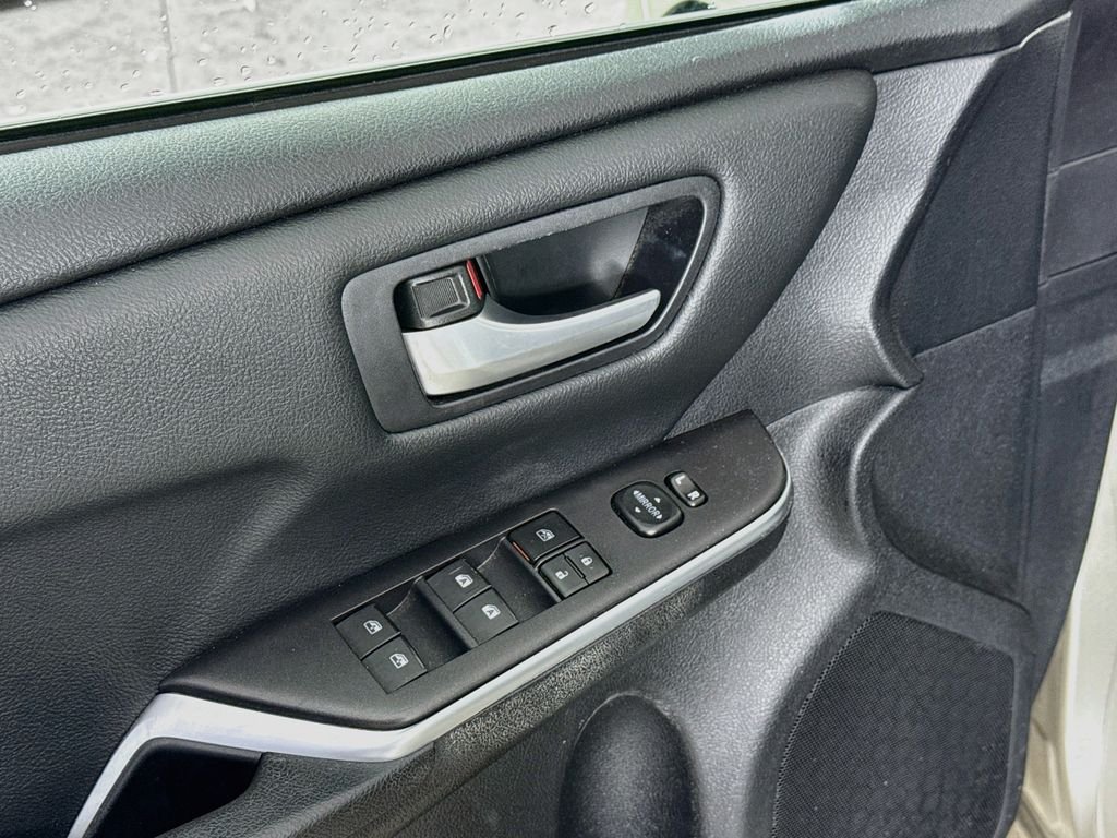 Used 2015 Creme Brulee Mica Toyota LE image 20