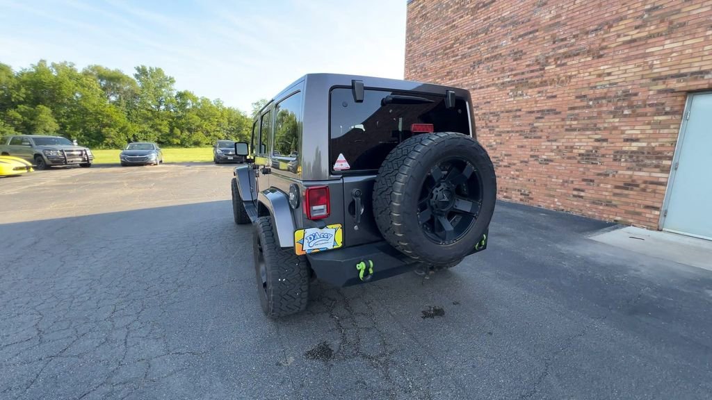 Used 2018  Jeep Sahara image 3