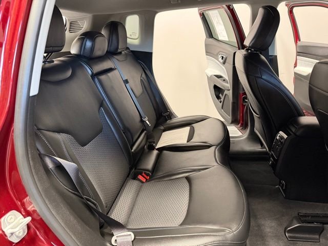 Used 2022 Velvet Jeep Latitude image 27
