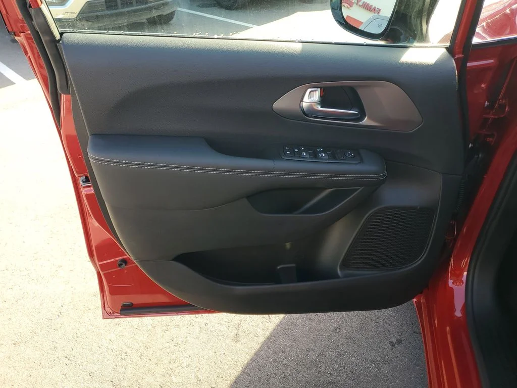 2025 Chrysler Voyager LX - Photo 6