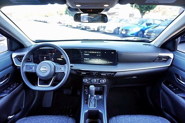 Used 2025 Brown Nissan SV image 17