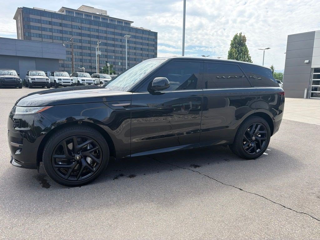 Used 2025 Black Land Rover Dynamic SE image 9