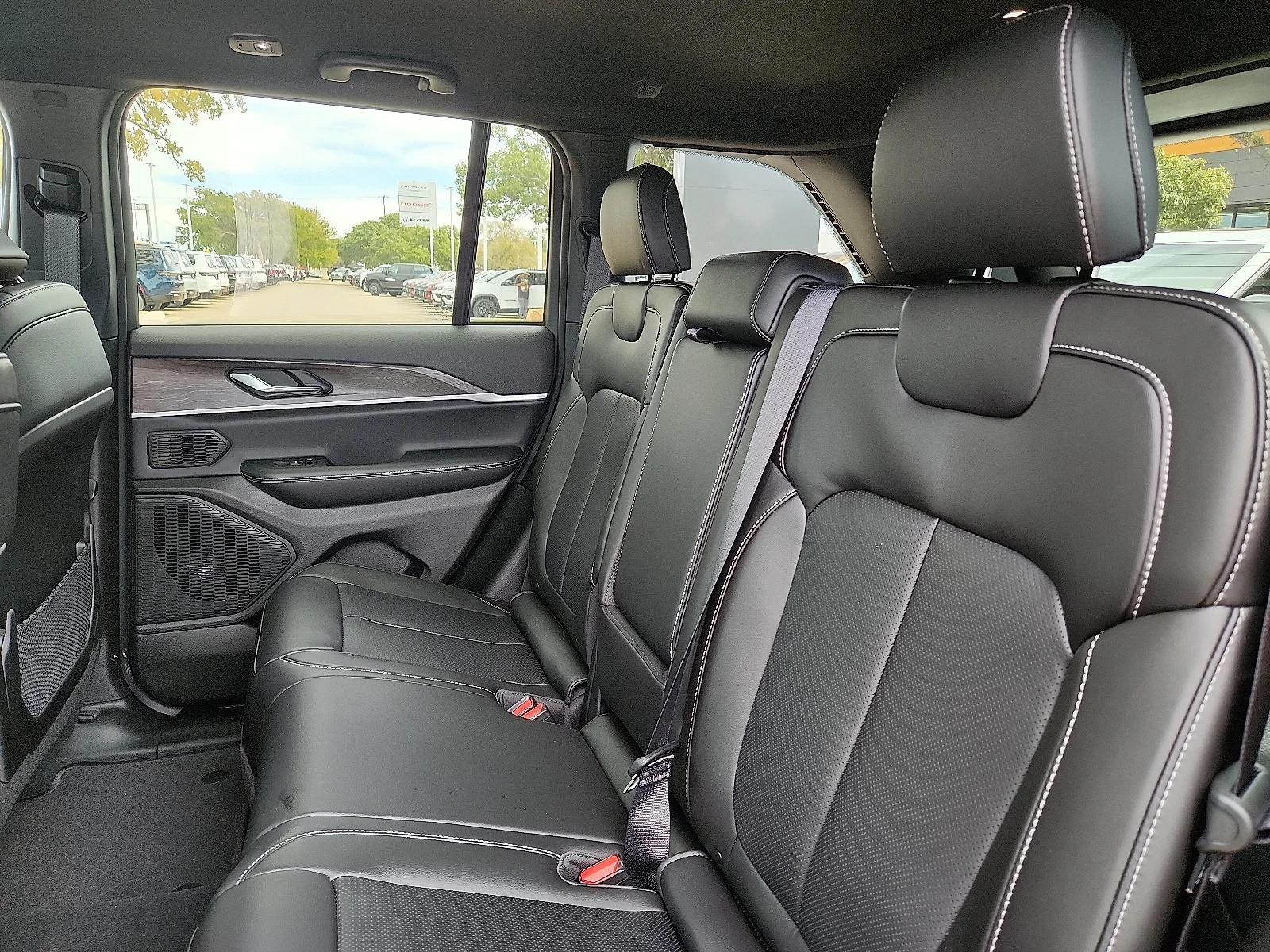 New 2027 High-Gloss Black Paint Jeep LIMITED 4X4 image 10