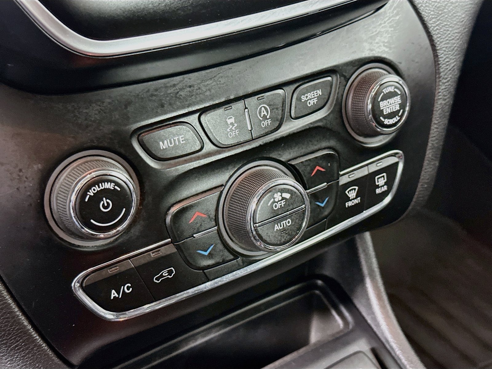 Used 2019 Billet Silver Metallic Clearcoat Jeep Latitude Plus image 15