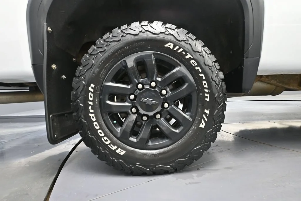 Used 2022 White GMC AT4 image 11