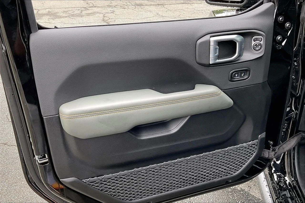 New 2026 Black Clearcoat Jeep Mojave X image 26