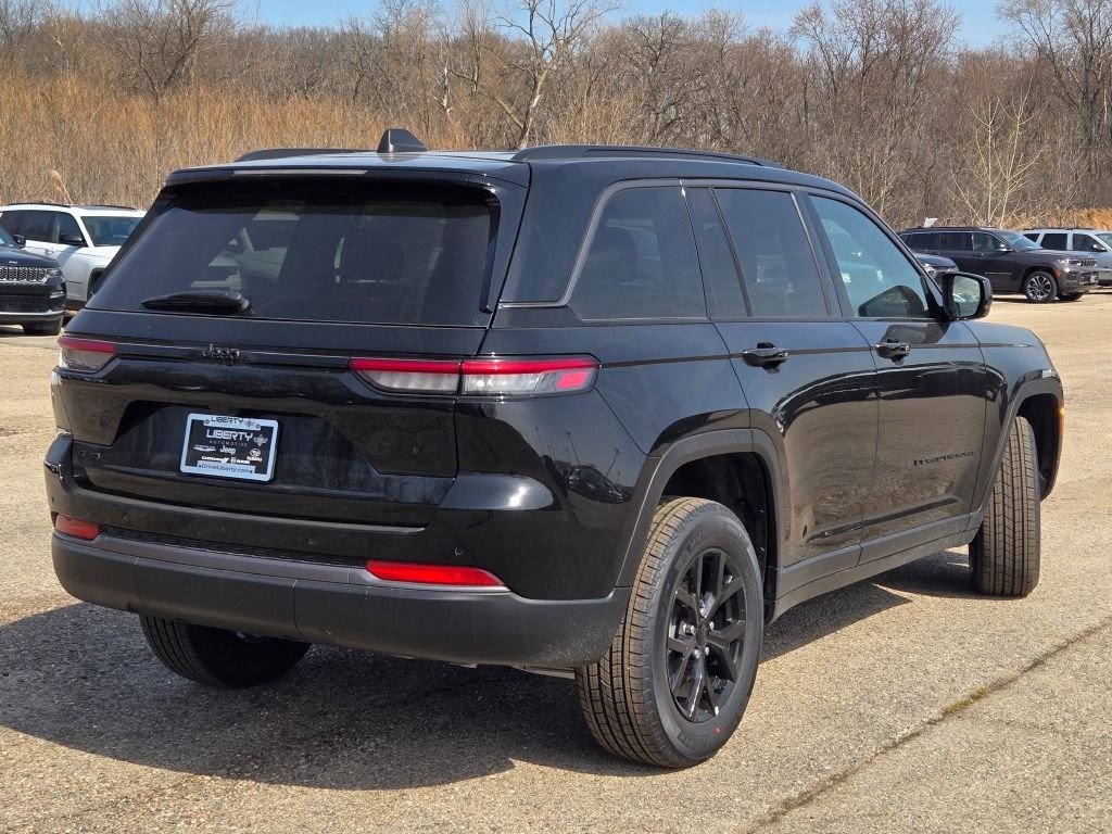 New 2026 Diamond Black Crystal Pearl-Coat Exterior Paint Jeep Altitude image 13