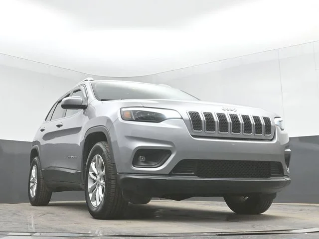 Used 2019 Billet Silver Metallic Clearcoat Jeep Latitude image 39