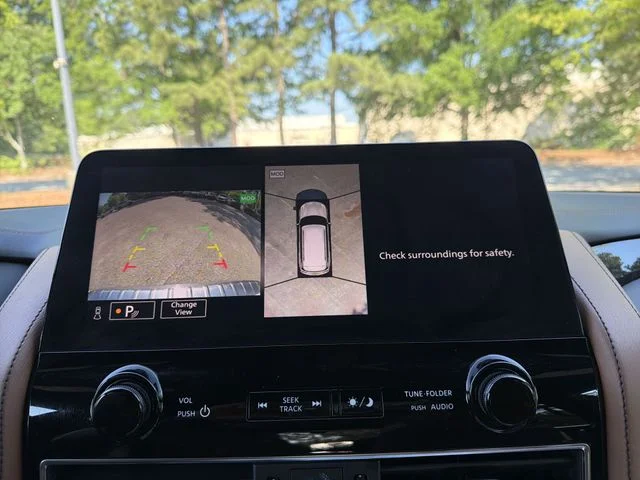 Used 2023 White INFINITI Sensory image 17