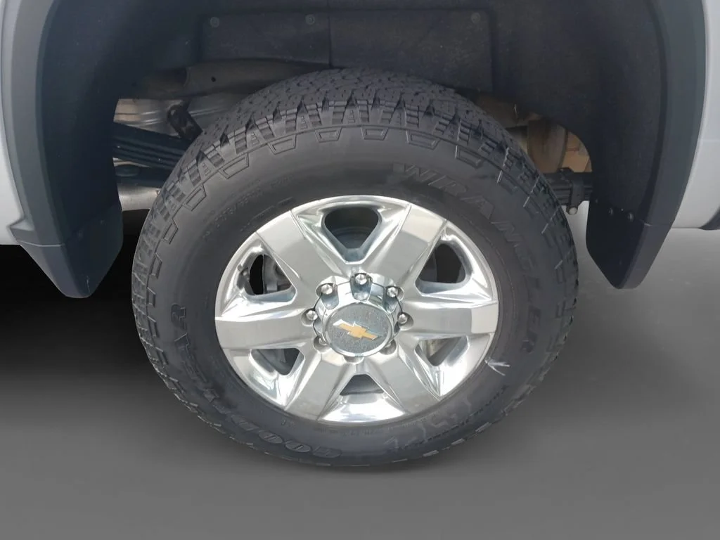 Used 2022 Silver Ice Metallic Chevrolet LTZ image 10