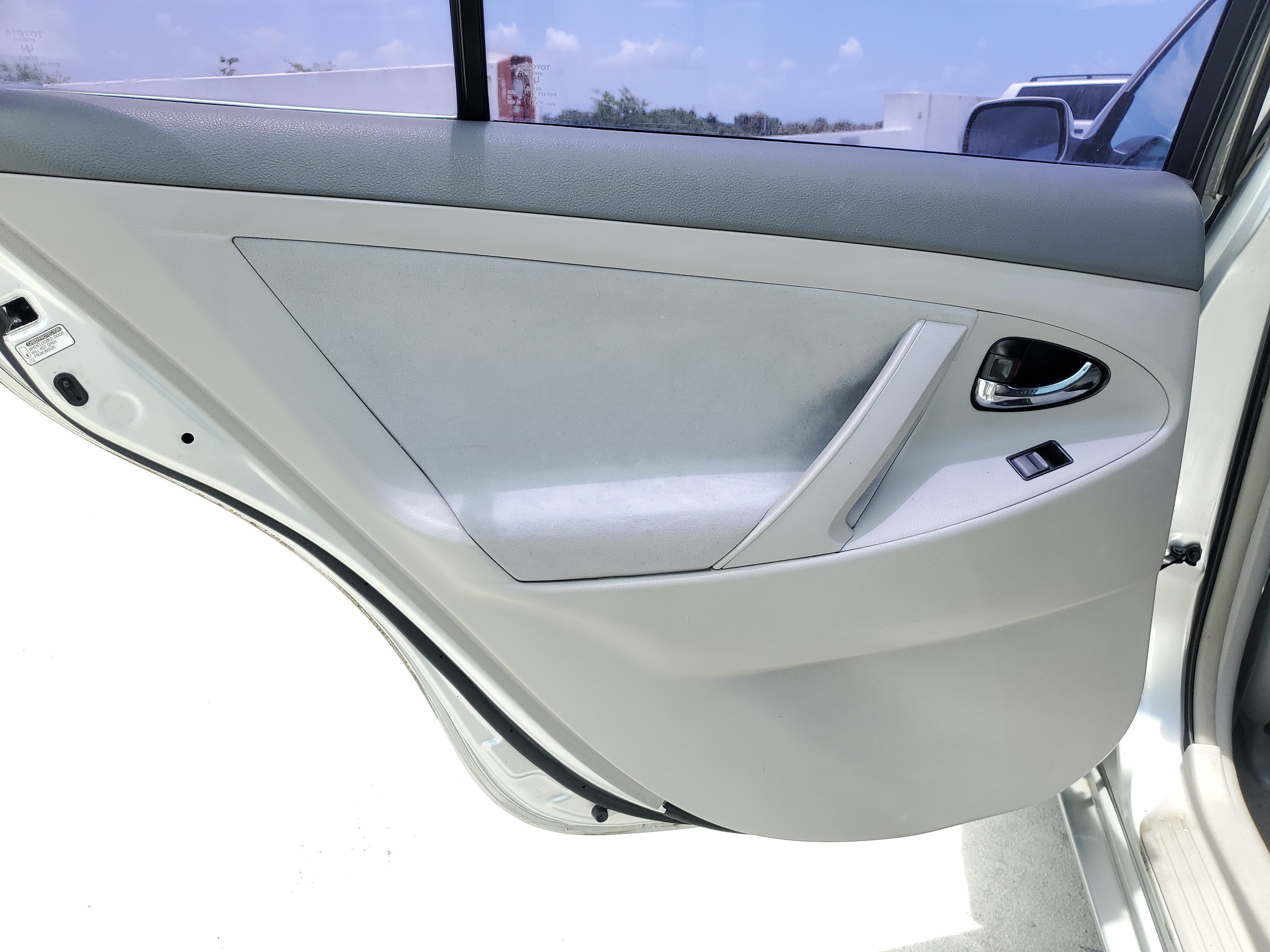 Used 2007 Silver Toyota LE image 15