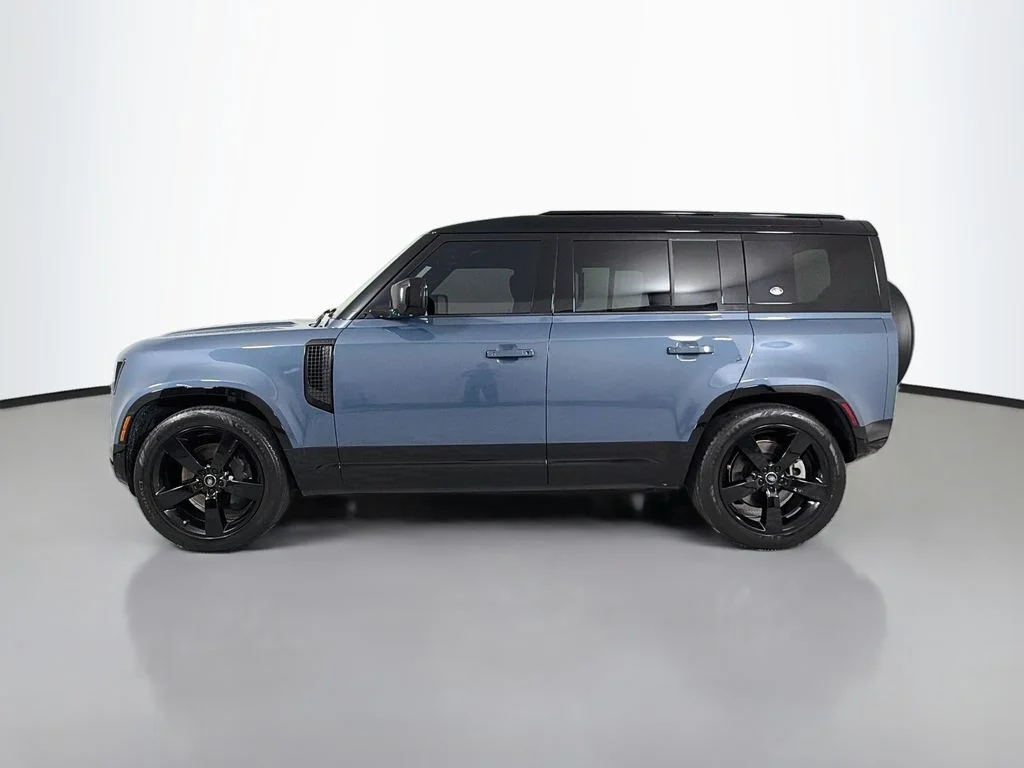 Used 2023 Blue Land Rover X-Dynamic SE image 8