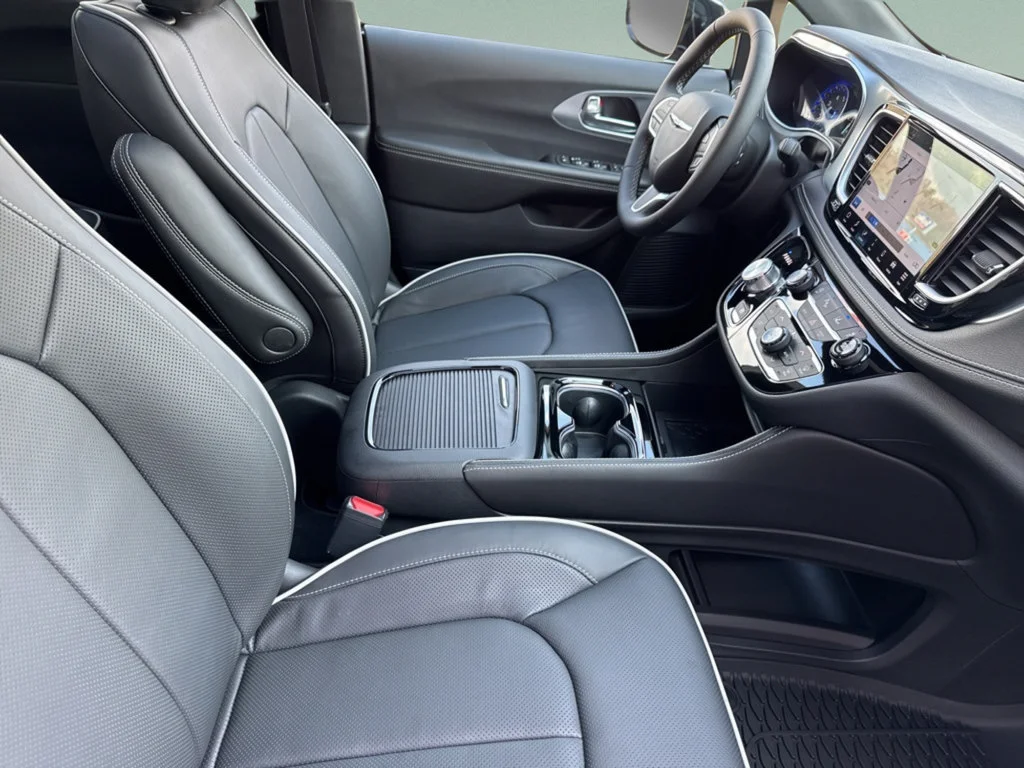 New 2026 Diamond Black Crystal Pearl-Coat Exterior Paint Chrysler Limited image 41
