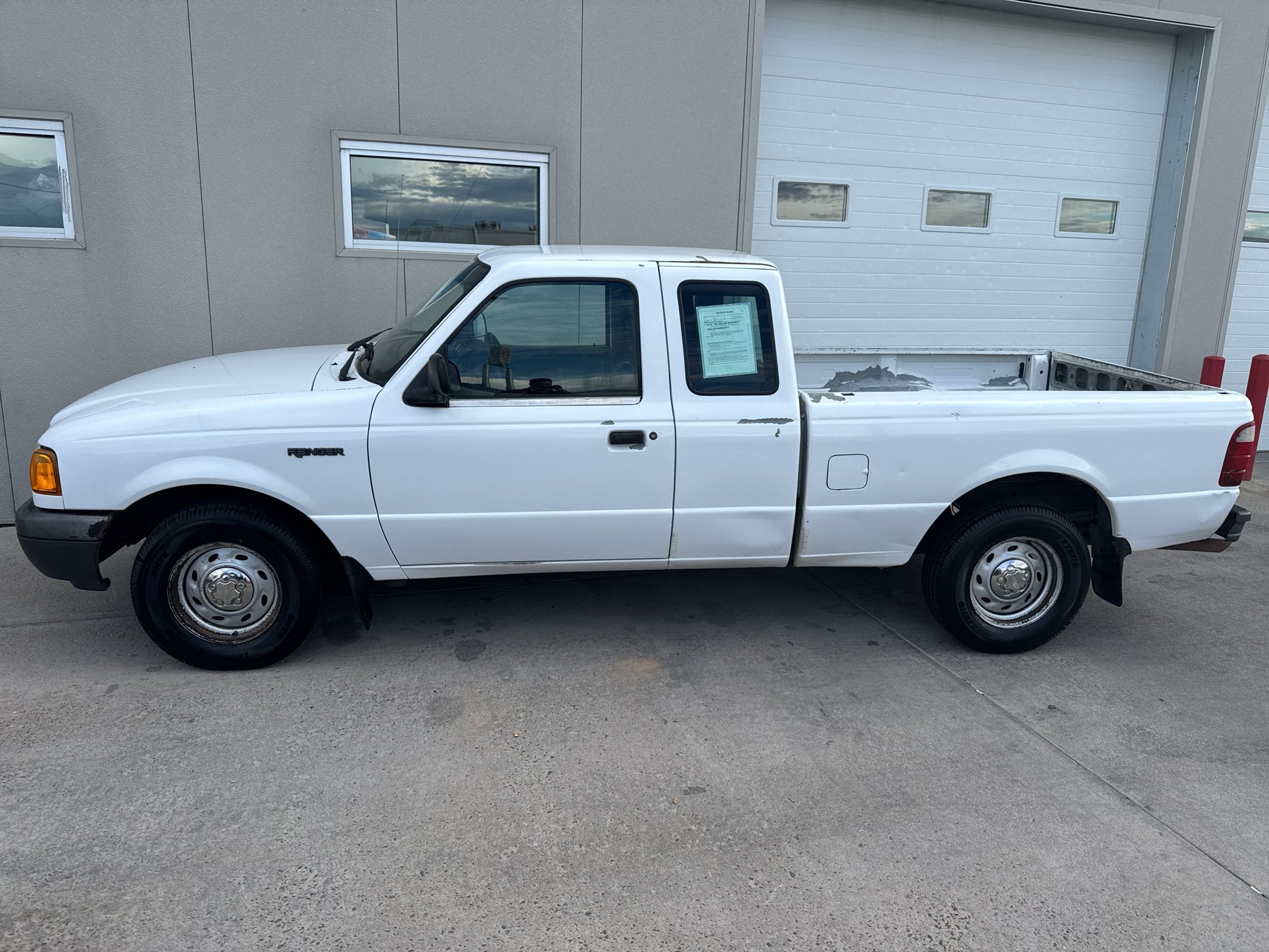 Used 2001 Oxford White Clearcoat Ford Edge image 2