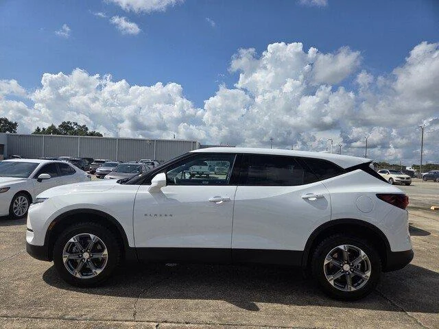 Used 2025 Summit White Chevrolet LT image 2