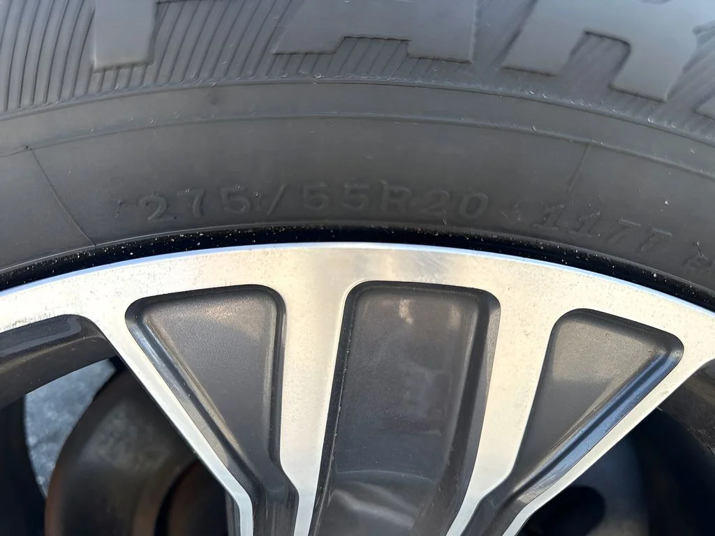 Used 2024 Gray Jeep Base image 31