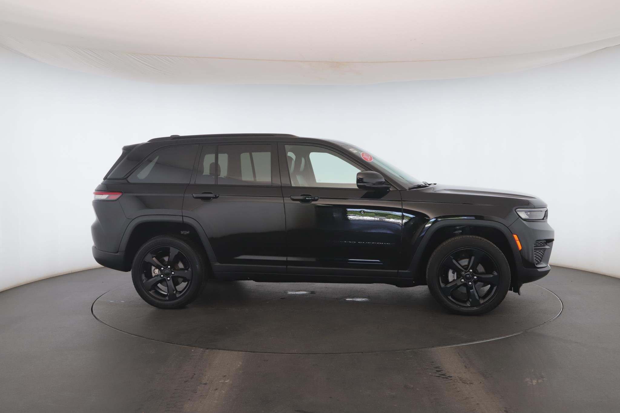 Used 2023 Diamond Black Crystal Pearlcoat Jeep Altitude 4x4 image 21