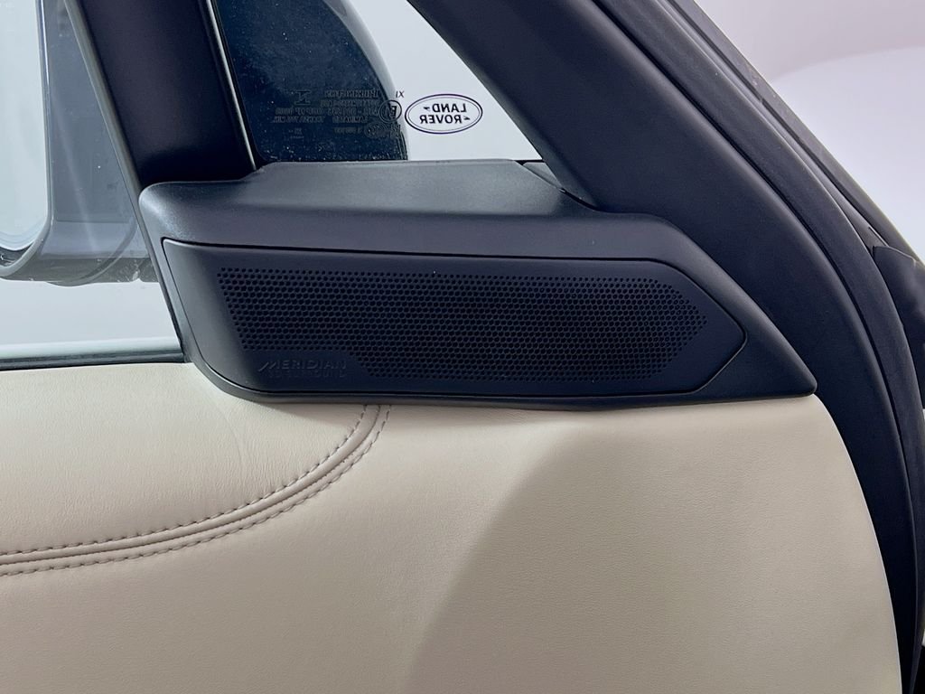 Used 2022 Fuji White Land Rover SE image 19