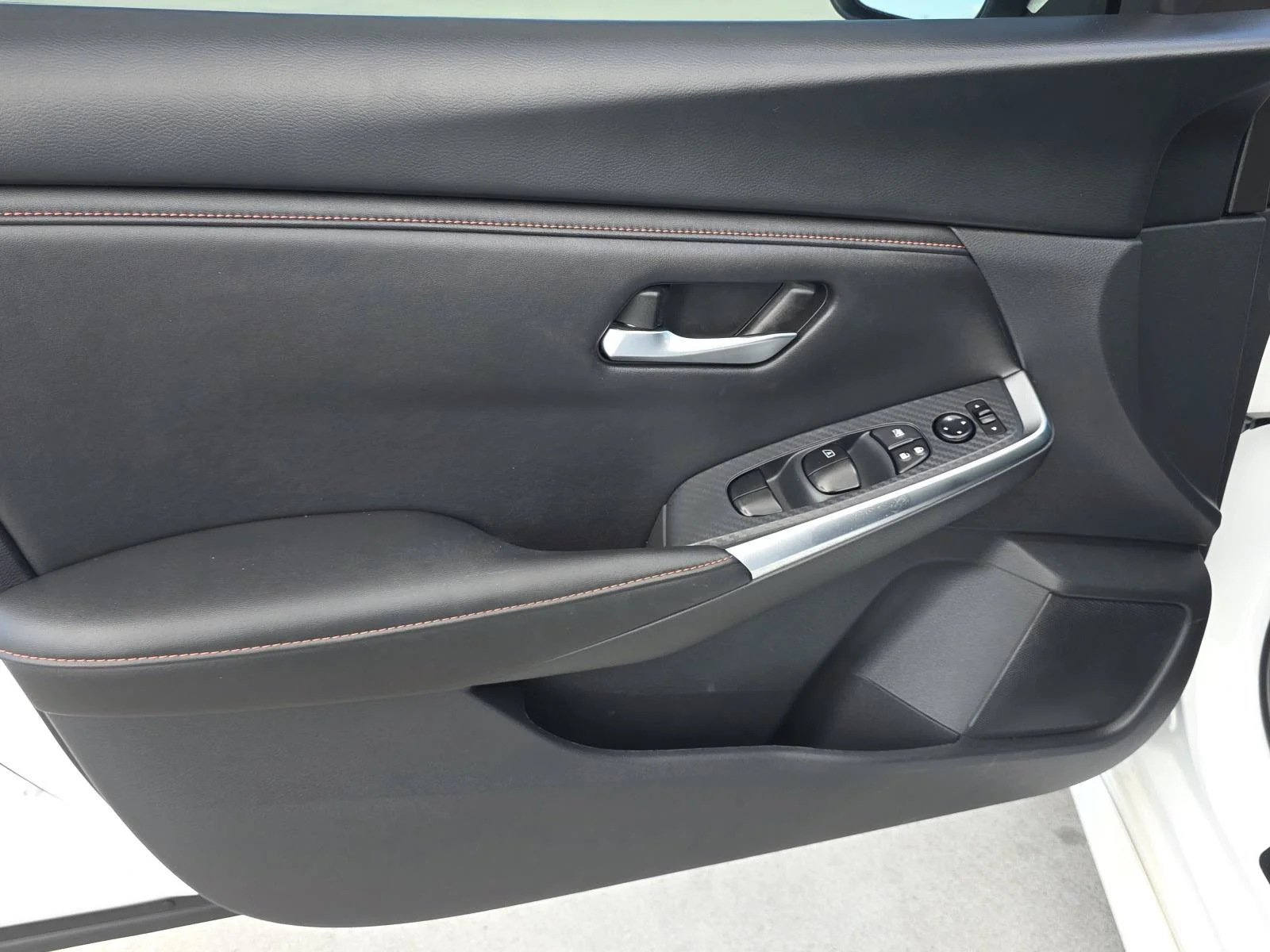 Used 2024 Aspen White Tricoat/Super Black Nissan SR image 14