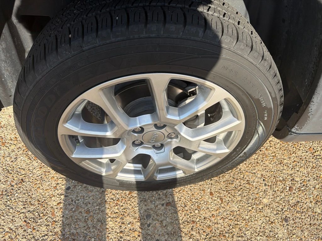 Used 2022 Silver Jeep Latitude Lux image 10