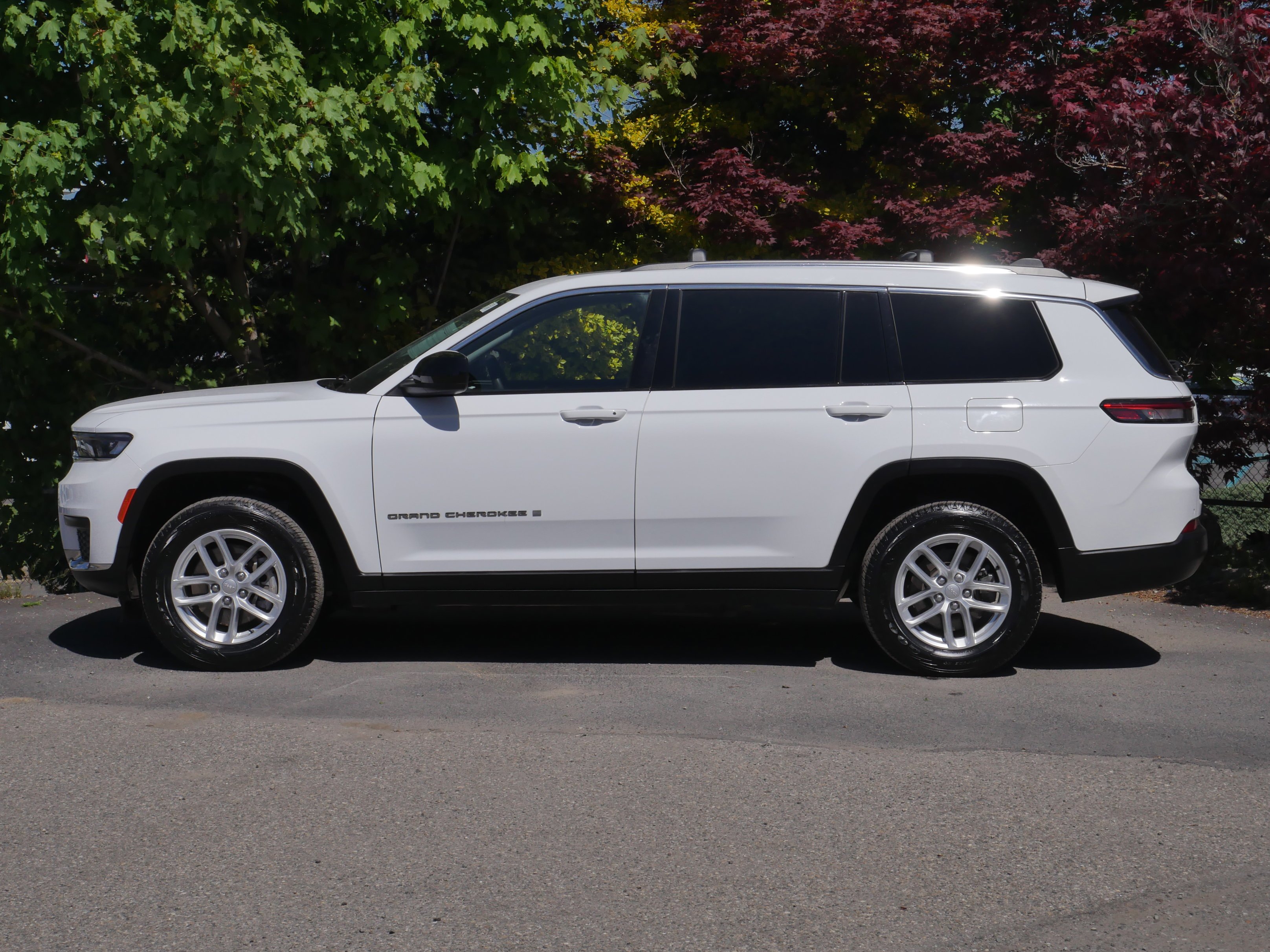Used 2023 Bright White Clearcoat Jeep Laredo image 16