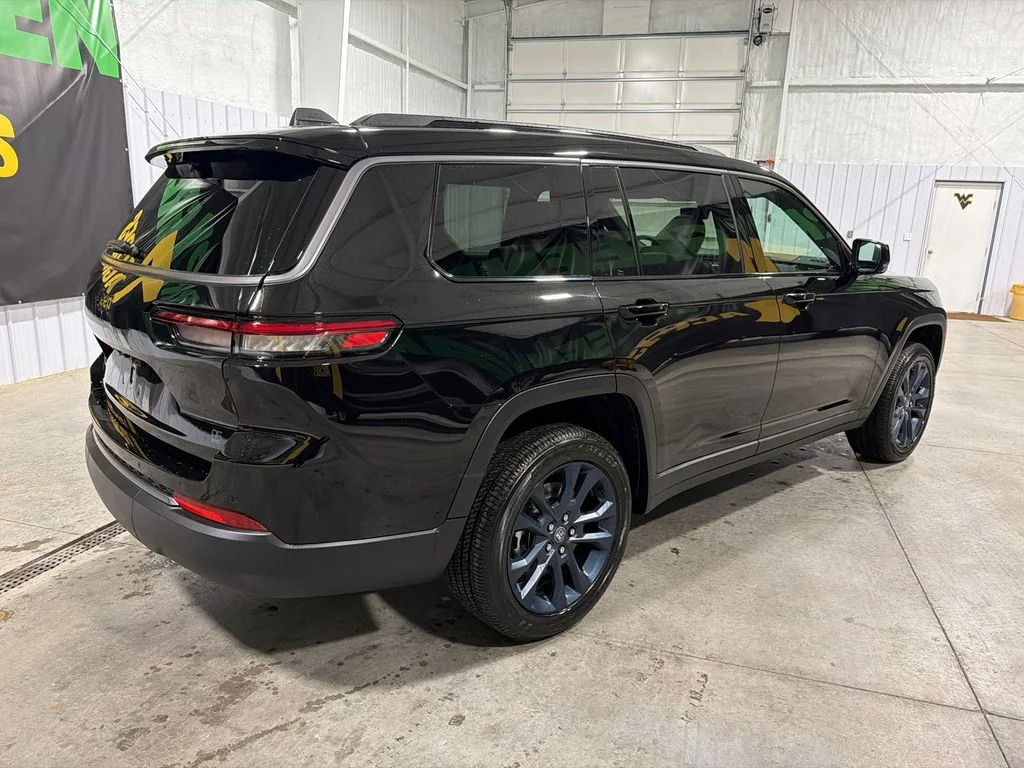 New 2026 Diamond Black Crystal Pearl-Coat Exterior Paint Jeep 85th Anniversary Edition image 6