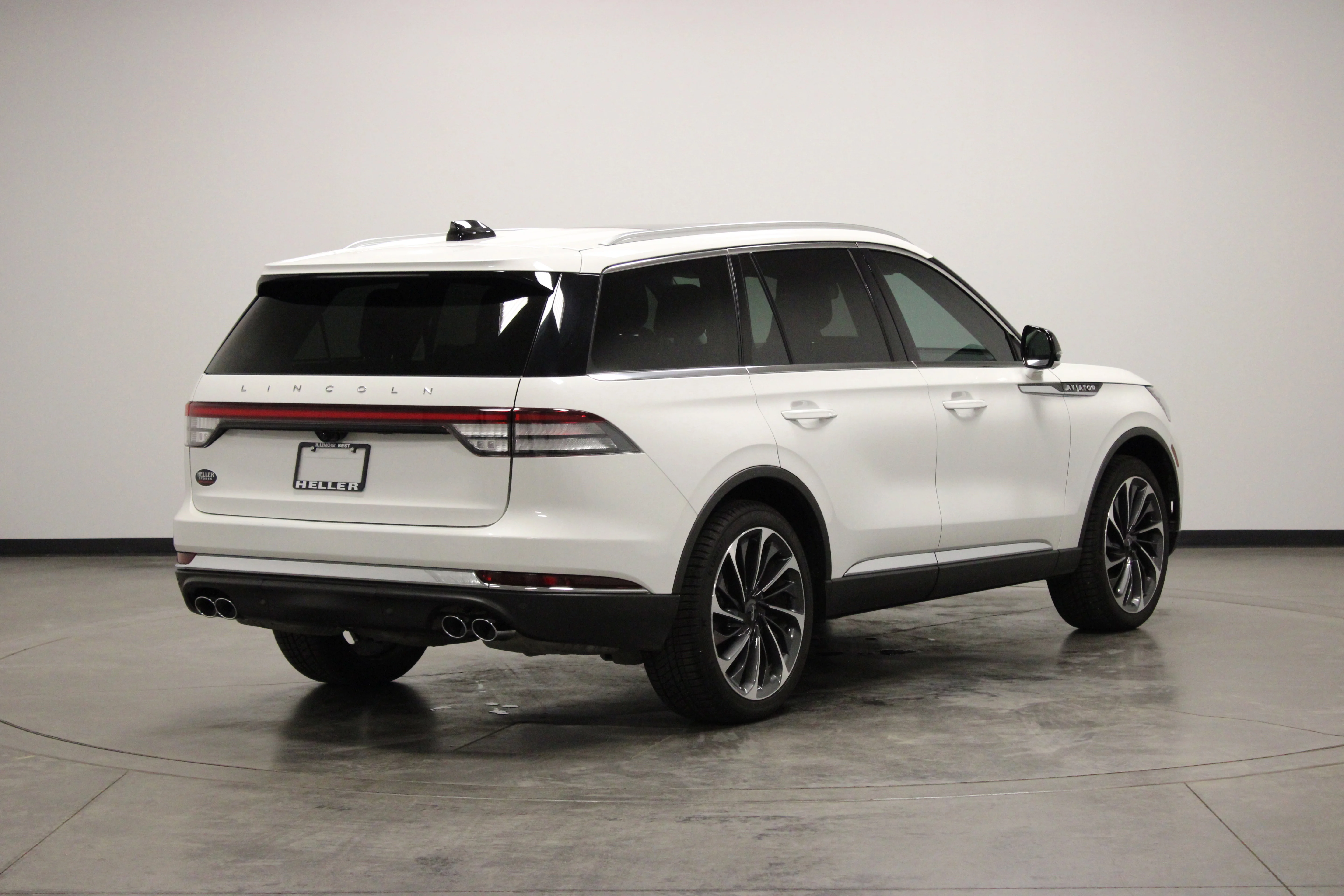 Used 2025 Pristine White Metallic Tri-Coat Lincoln Reserve image 8