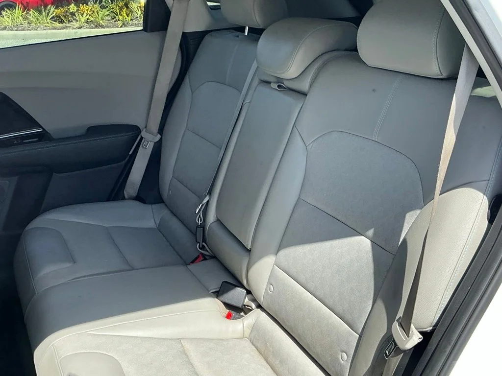 Used 2020 White Kia Touring image 17