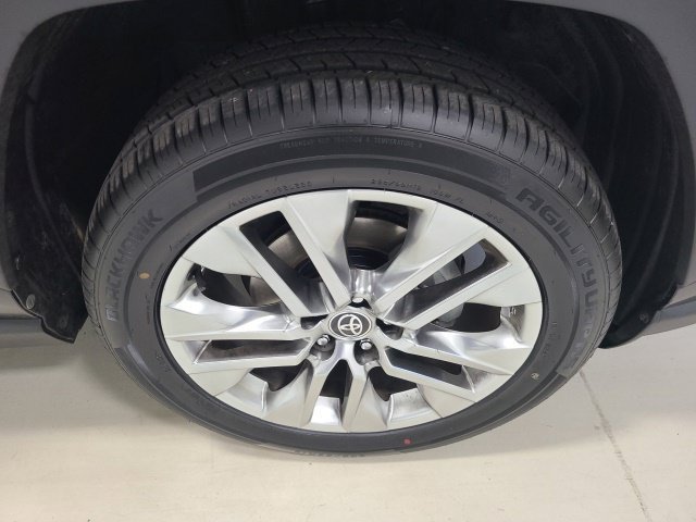 Used 2020 Midnight Black Metallic Toyota XLE Premium image 38
