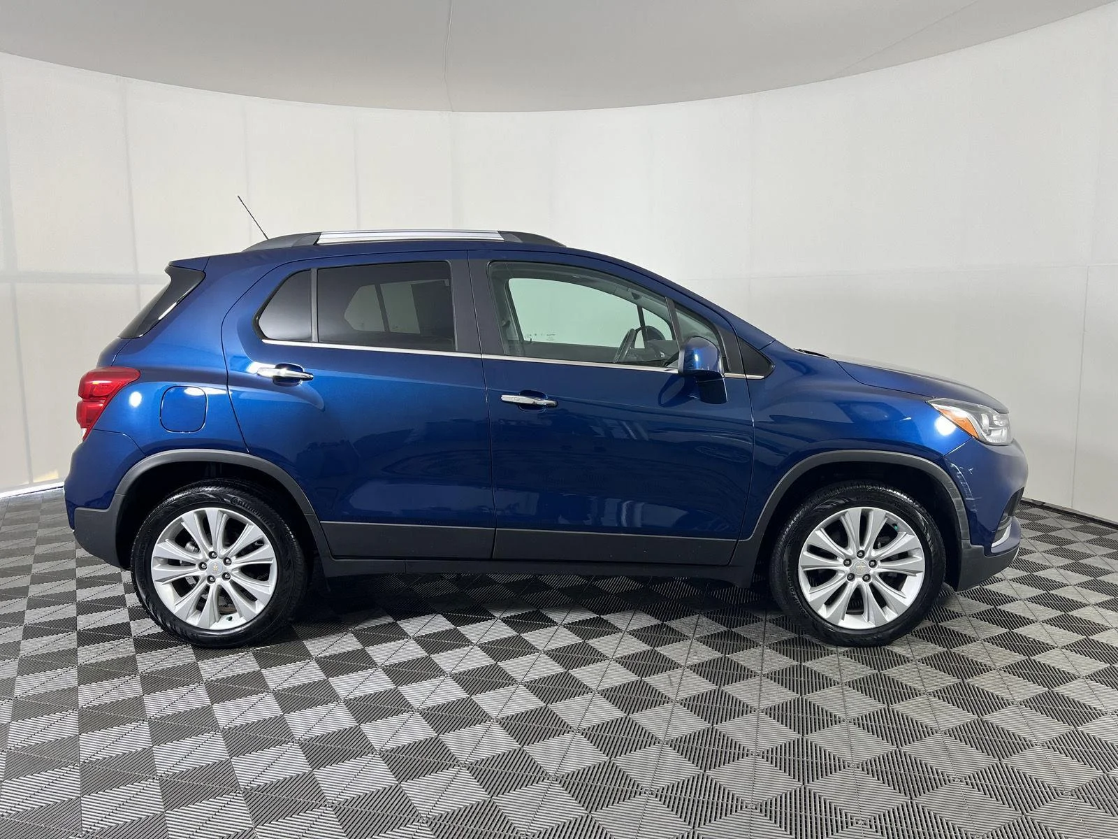 Used 2019 Pacific Blue Metallic Chevrolet Premier image 15