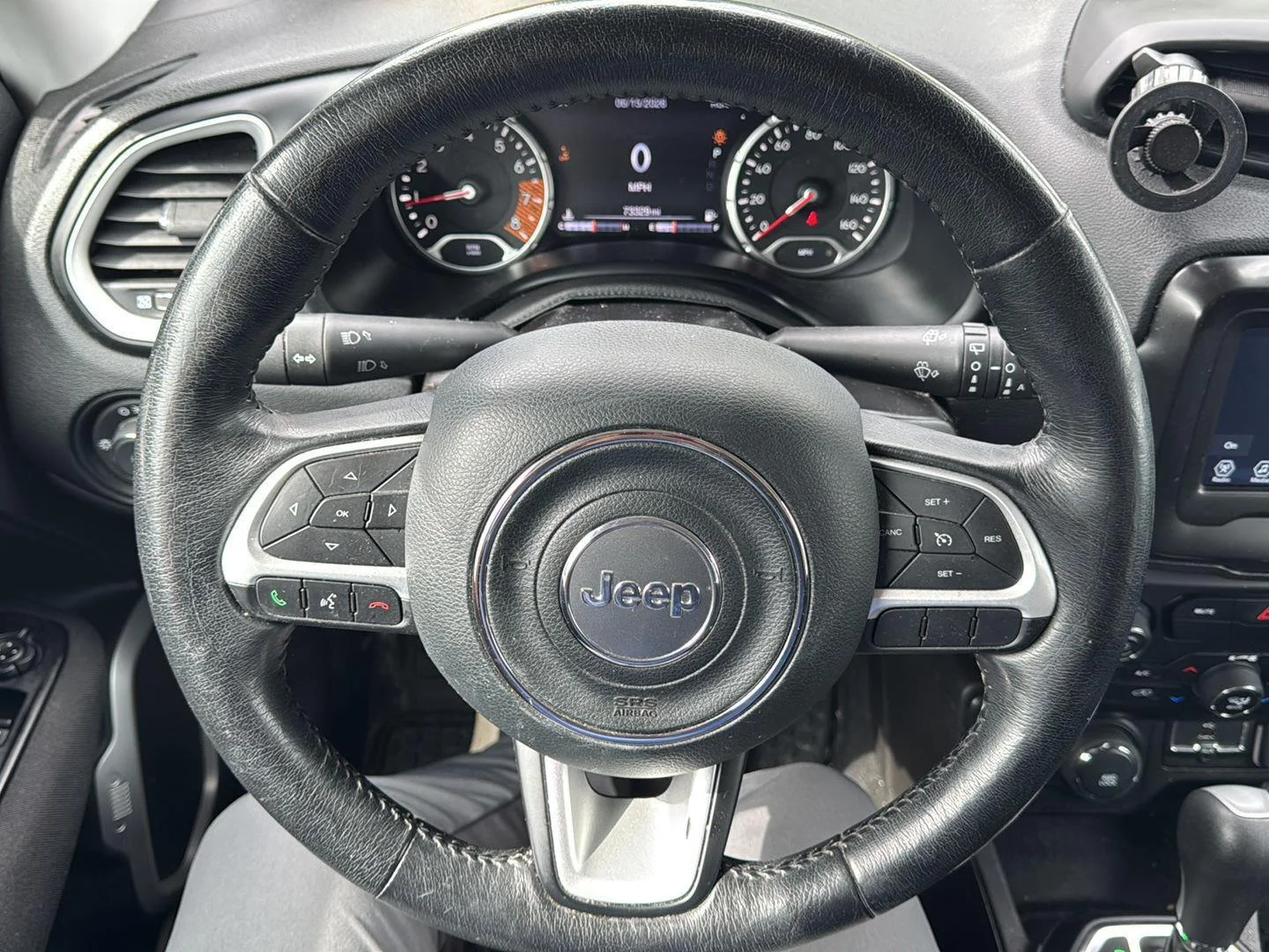 Used 2021  Jeep Latitude image 9