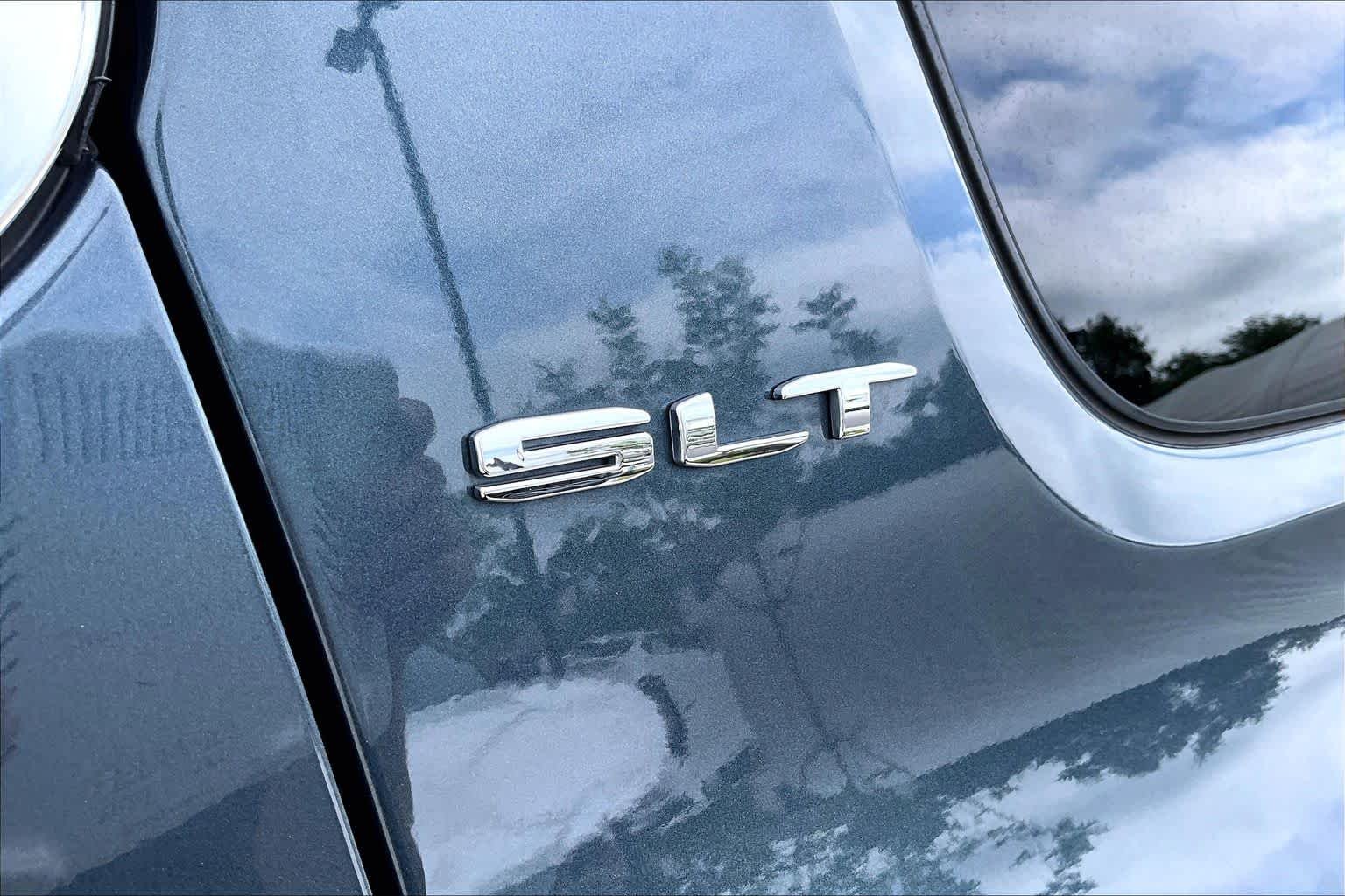 Used 2020 Dark Sky Metallic GMC SLT image 9