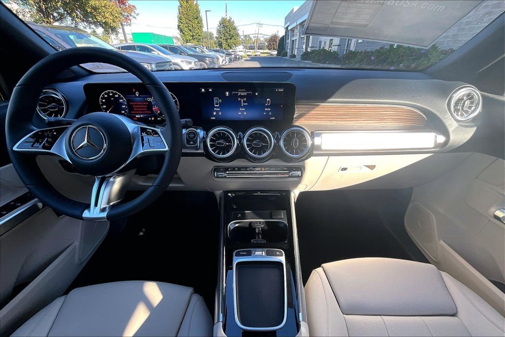 New 2026 Polar White Mercedes-Benz GLB 250 image 19