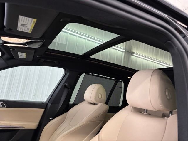 Used 2022 Black BMW sDrive40i image 9
