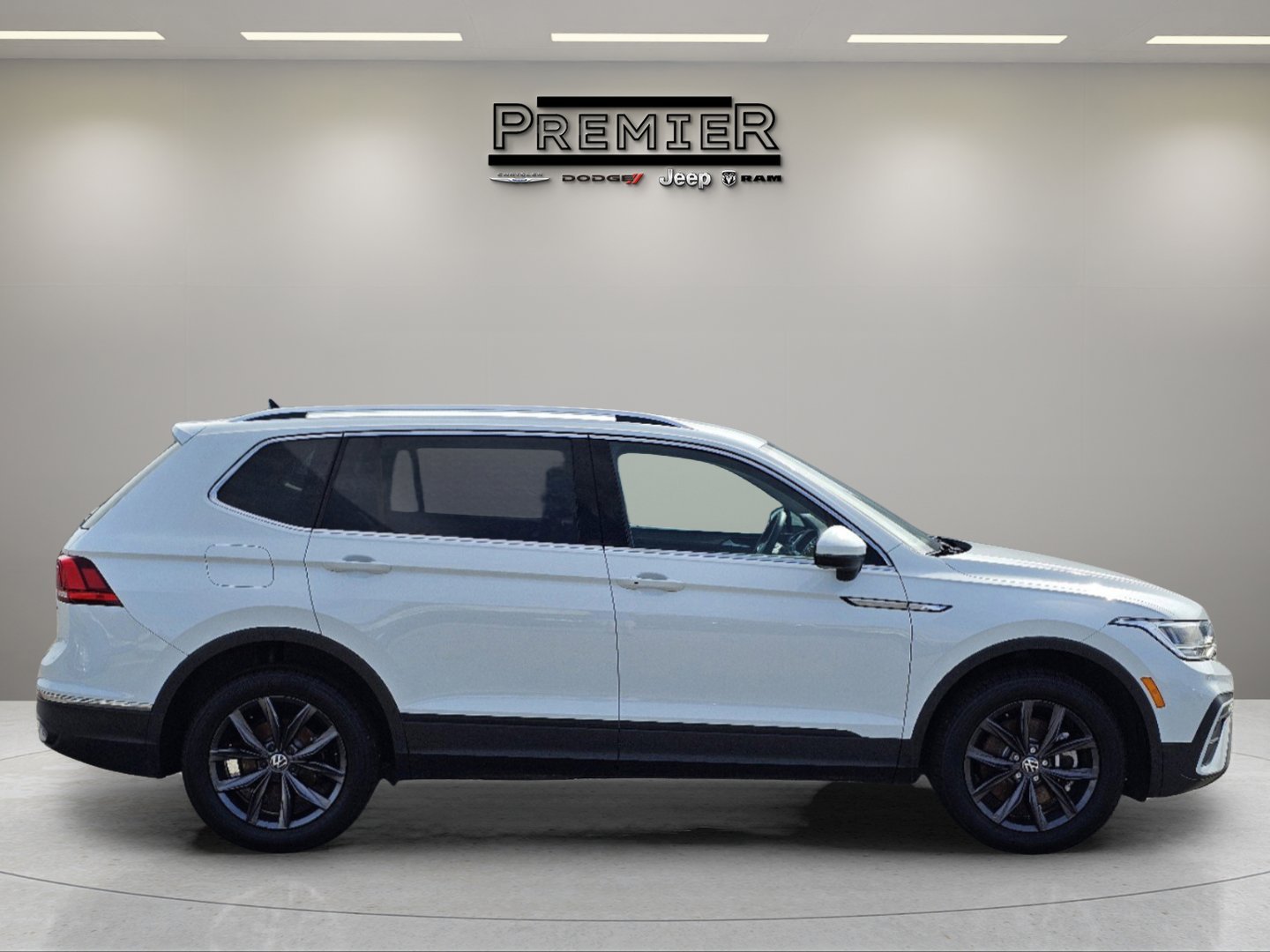 Used 2024 Pure White Volkswagen SE image 5