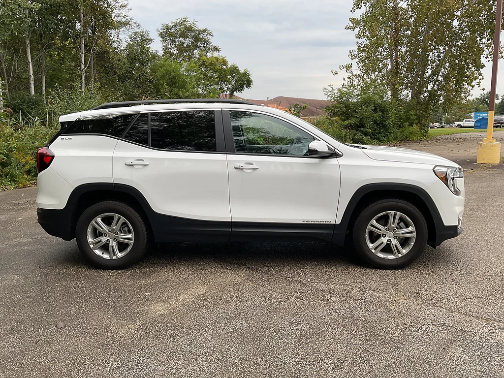 Used 2024 Summit White GMC SLE image 4