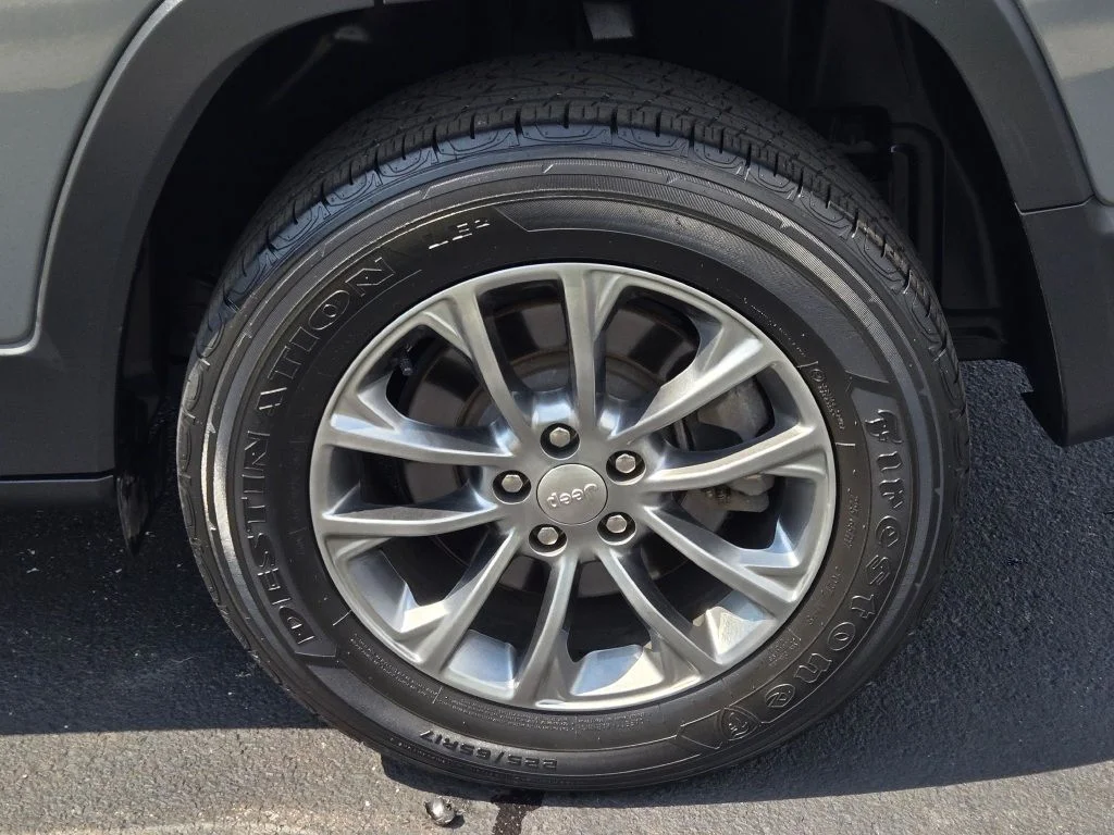 Used 2019 Gray Jeep Latitude Plus image 17