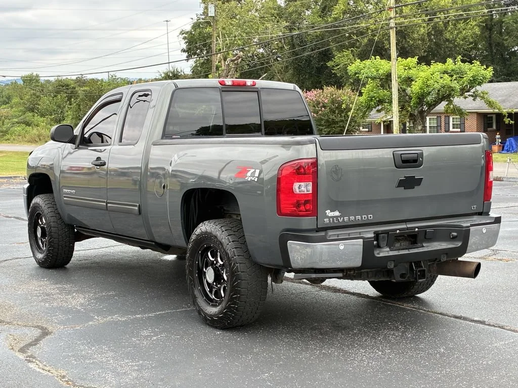 Used 2011 STEEL GREEN METALLIC Chevrolet LT image 9