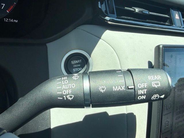 Certified Used 2026 White Land Rover Dynamic SE image 18