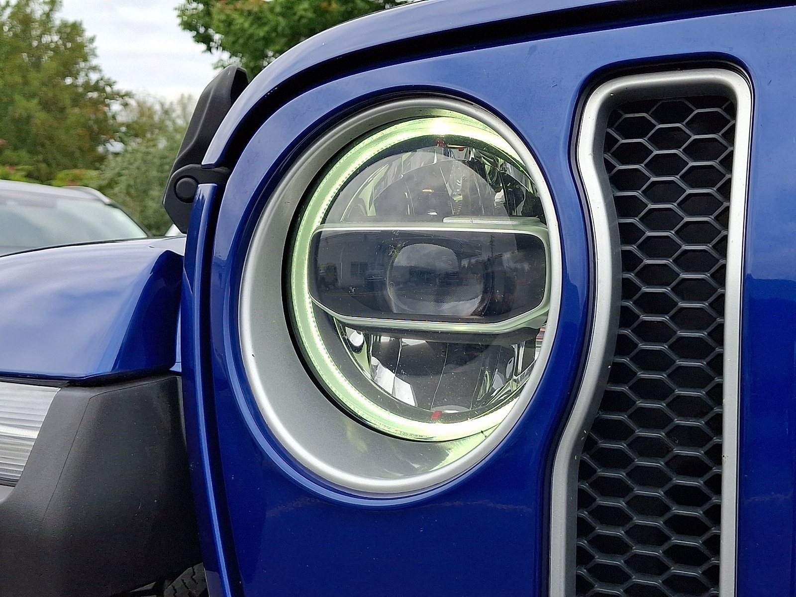 Certified Used 2019 Ocean Blue Metallic Clearcoat Jeep Sahara image 9