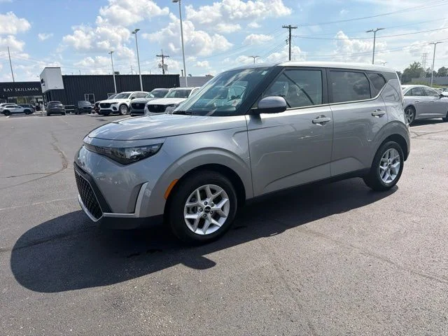 Used 2025  Kia LX image 18
