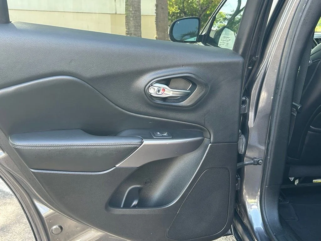 Used 2019 Gray Jeep Limited image 38