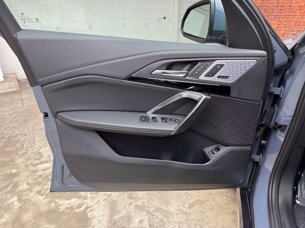 Certified Used 2025  BMW xDrive28i image 9