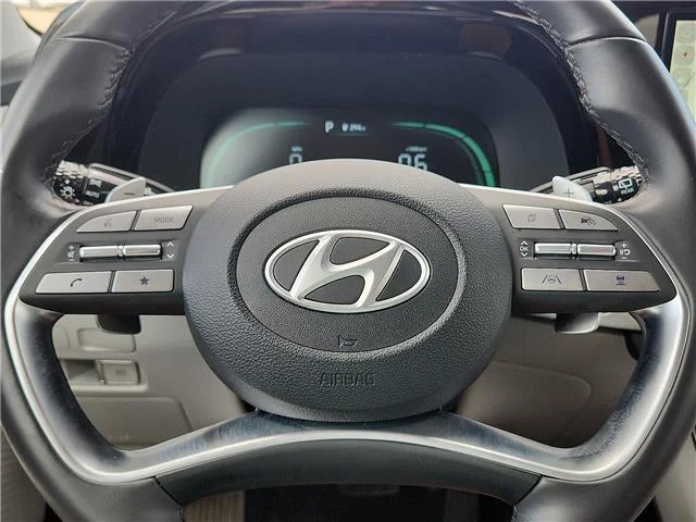 Used 2025 Silver Hyundai SEL Front-Wheel Drive image 19