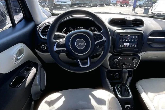Used 2018 Gray Jeep Latitude image 5
