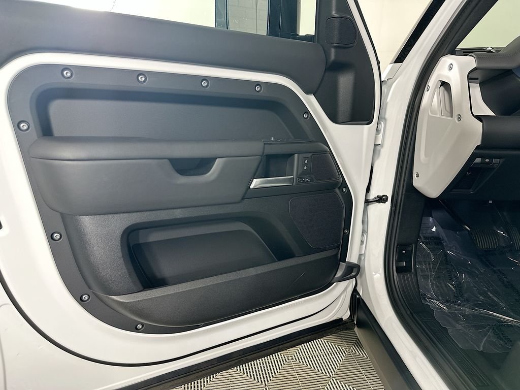 New 2026 Fuji White Land Rover X-Dynamic SE image 22